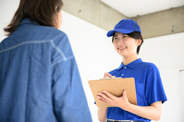 メモや見積をとる引っ越しの作業員のイメージ