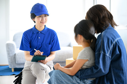 Image of a moving worker taking notes and estimates.