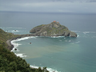 mirando a san juan de Gaztelugatxe desde lo alto