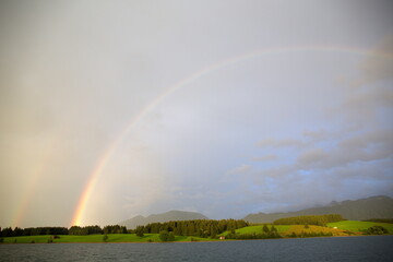 Regenbogen  &uuml;ber der Landschaft