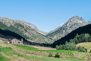 Fototapeta na wymiar Vista del valle, paisaje y naturaleza de la Vall d'Incles, pirineos, andorra. View of the valley, landscape and nature of vall d'incles, pyrenees, andorra., montagna