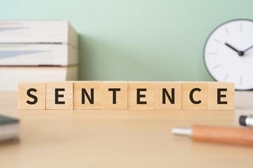 SENTENCEと書かれたブロックが置かれたデスク
