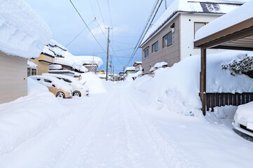 【青森】豪雪地の雪国の生活。住宅地の生活道路の雪景色