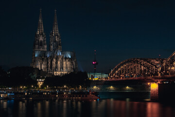 Obraz premium cologne cathedral at night