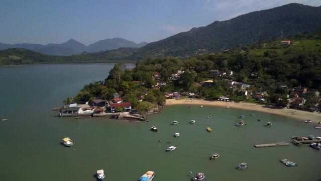 Vista a&eacute;rea de uma praia na costa braileira a beira da floresta atlantica na cidade de Paraty, Rio de Janeiro - Brazil