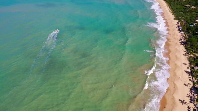 acha navegando pelo mar do nordeste brasileiro na bonita praia do Espelho em Trancoso, Bahia.