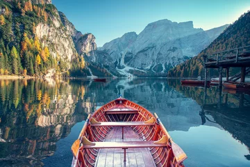Photo sur Plexiglas Dolomites Boats on the Braies Lake ( Pragser Wildsee ) in Dolomites mountains, Sudtirol, Italy. Alps nature landscape.