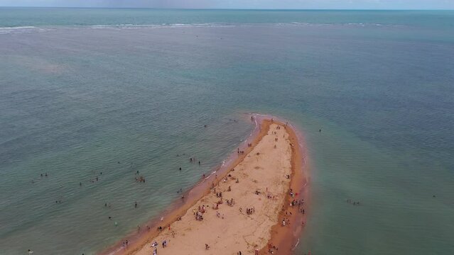 Vista a&eacute;rea da pequena ilha Coroa do Alto, Santa Cruz da Cabr&aacute;lia, Bahia. Vista panor&acirc;mica da praia de Coroa Vermelha. Estilo de vida de viagens de ver&atilde;o. Barcos e escunas transportando turistas