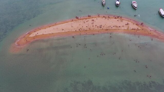 Vista a&eacute;rea da pequena ilha Coroa do Alto, Santa Cruz da Cabr&aacute;lia, Bahia. Vista panor&acirc;mica da praia de Coroa Vermelha. Estilo de vida de viagens de ver&atilde;o. Barcos e escunas transportando turistas