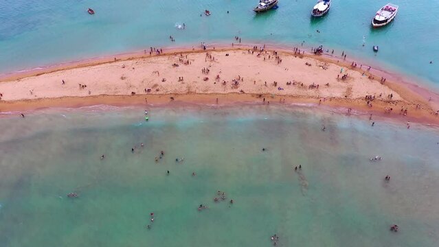Vista a&eacute;rea da pequena ilha Coroa do Alto, Santa Cruz da Cabr&aacute;lia, Bahia. Vista panor&acirc;mica da praia de Coroa Vermelha. Estilo de vida de viagens de ver&atilde;o. Barcos e escunas transportando turistas