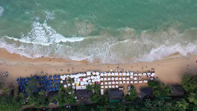 
Vista a&eacute;rea tropical costeira. Cena da vida na praia. Vista panor&acirc;mica da paradis&iacute;aca praia de Trancoso, Bahia. Estilo de vida de praia tropical. Estilo de vida de viagens de ver&atilde;o. praia tropical