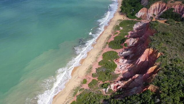 Arraia da Ajuda, Porto Seguro, Bahia, Brasil. Vista panor&acirc;mica da praia paradis&iacute;aca e das fal&eacute;sias da Pitinga no dia maravilhoso. Grande paisagem. Imagem a&eacute;rea do litoral do Nordeste do Brasil