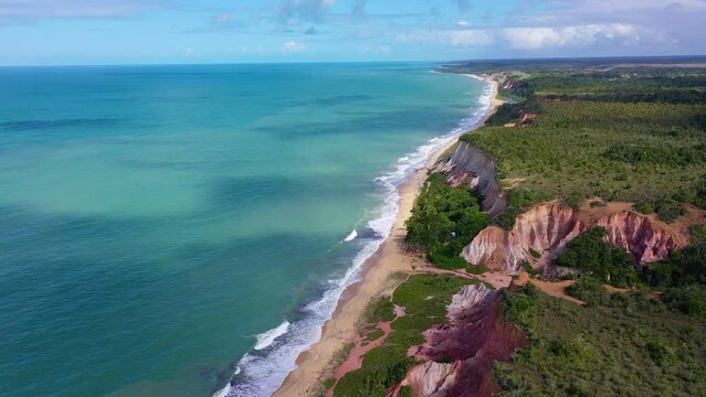 Arraia da Ajuda, Porto Seguro, Bahia, Brasil. Vista panor&acirc;mica da praia paradis&iacute;aca e das fal&eacute;sias da Pitinga no dia maravilhoso. Grande paisagem. Imagem a&eacute;rea do litoral do Nordeste do Brasil