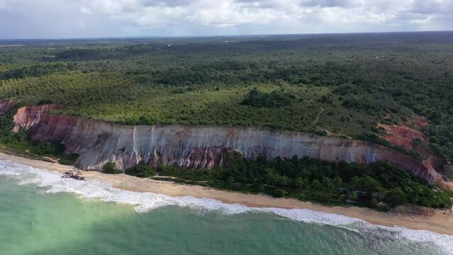 Arraia da Ajuda, Porto Seguro, Bahia, Brasil. Vista panor&acirc;mica da praia paradis&iacute;aca e das fal&eacute;sias da Pitinga no dia maravilhoso. Grande paisagem. Imagem a&eacute;rea do litoral do Nordeste do Brasil