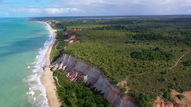 Arraia da Ajuda, Porto Seguro, Bahia, Brasil. Vista panor&acirc;mica da praia paradis&iacute;aca e das fal&eacute;sias da Pitinga no dia maravilhoso. Grande paisagem. Imagem a&eacute;rea do litoral do Nordeste do Brasil