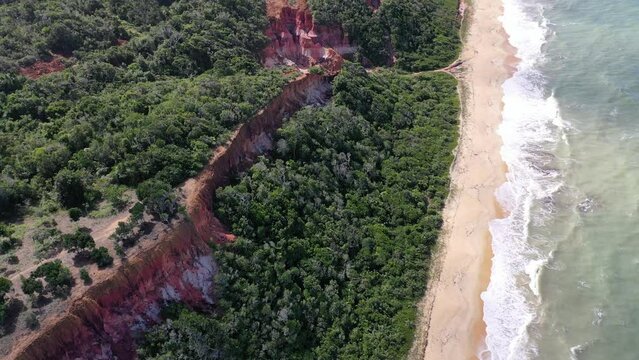 
Vista a&eacute;rea tropical costeira. Cena da vida na praia. Vista panor&acirc;mica da paradis&iacute;aca praia de Trancoso, Bahia. Estilo de vida de praia tropical. Estilo de vida de viagens de ver&atilde;o. praia tropical
