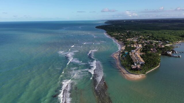 Arraia da Ajuda, Porto Seguro, Bahia, Brasil. Vista panor&acirc;mica da paradis&iacute;aca praia de Apaga Fogo em um dia maravilhoso. Grande paisagem. Imagem a&eacute;rea do litoral do Nordeste do Brasil. Trancoso, Bahia