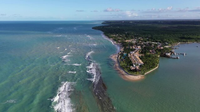 Arraia da Ajuda, Porto Seguro, Bahia, Brasil. Vista panor&acirc;mica da paradis&iacute;aca praia de Apaga Fogo em um dia maravilhoso. Grande paisagem. Imagem a&eacute;rea do litoral do Nordeste do Brasil. Trancoso, Bahia