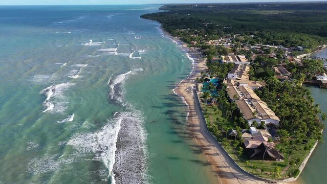 Arraia da Ajuda, Porto Seguro, Bahia, Brasil. Vista panor&acirc;mica da paradis&iacute;aca praia de Apaga Fogo em um dia maravilhoso. Grande paisagem. Imagem a&eacute;rea do litoral do Nordeste do Brasil. Trancoso, Bahia