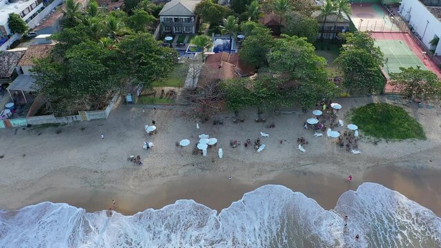 
Vista a&eacute;rea tropical costeira. Cena da vida na praia. Vista panor&acirc;mica da paradis&iacute;aca praia de Trancoso, Bahia. Estilo de vida de praia tropical. Estilo de vida de viagens de ver&atilde;o. praia tropical