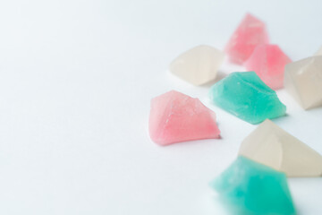 琥珀糖　白背景　コピースペース