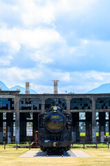 夏の旧豊後森機関庫と蒸気機関車　大分県玖珠郡 Former Bungomori locomotive storehouse in summer and steam locomotive. Ooita-ken Kusu-gun.