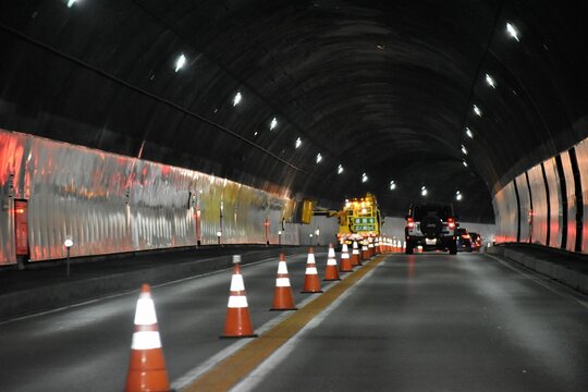 トンネル、右側通行、左ハンドル、工事中