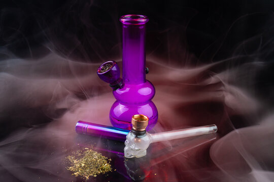 Glass bong for smoking weed. Hand drawn trendy 13760752 PNG