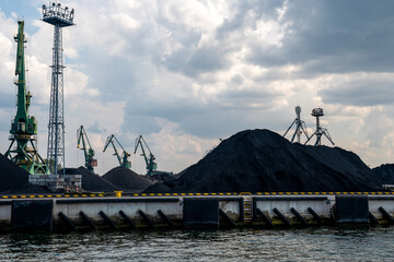 ogromne hałdy węgla na nabrzeżu w porcie  © Kamil_k2p