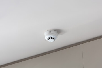smoke detector mounted on plain ceiling, fire alarm system - obrazy, fototapety, plakaty