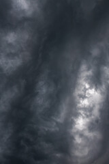 czarne burzowe chmury - obrazy, fototapety, plakaty