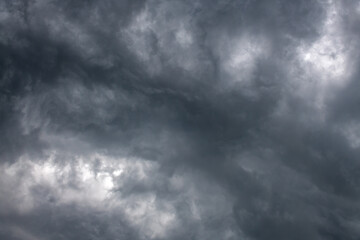 czarne, burzowe chmury
