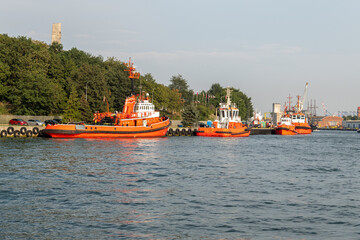 statki ratownicze przycumowane u wejścia do portu w Gdańsku - obrazy, fototapety, plakaty