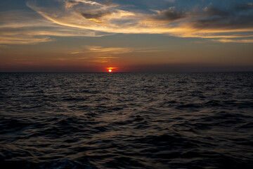 zachód słońca nad morzem - obrazy, fototapety, plakaty