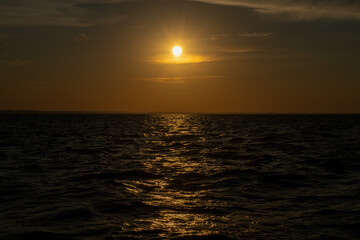 przepiękny złoty zachód słońca nad spokojnymi wodami Morza Bałtyckiego - obrazy, fototapety, plakaty