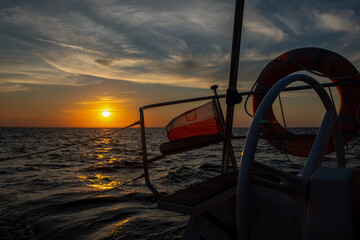 zachód słońca podziwiany z pokładu jachtu - obrazy, fototapety, plakaty