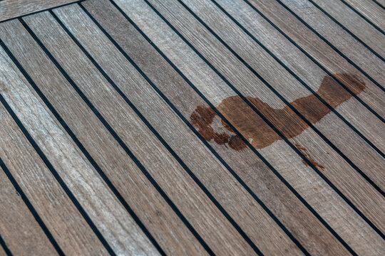 odcisk mokrej stopy na drewnianym pokładzie