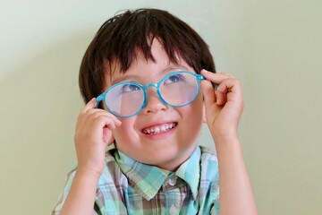 Toddler boy with blue light blocking glasses