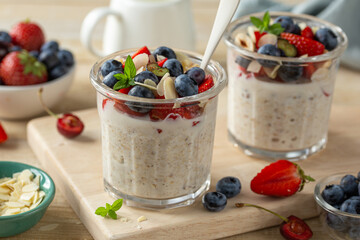 Mixed berries overnight oats