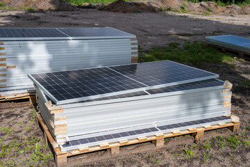 Panele für eine Fotovoltaik Anlage zum erzeugen von grünem Strom in Schleswig-Holstein - 527017431