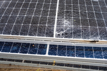 Defekte Solarpanele auf einer Baustelle für Grünen Strom - 527017602