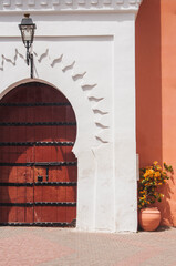 Drzwi Maroko brama biała