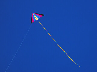 Drachen vor blauem Himmel