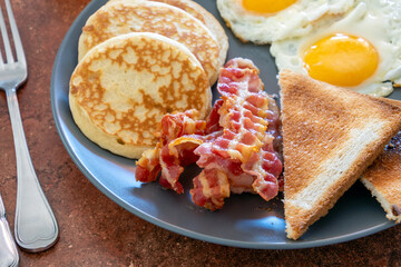 petit déjeuner continental dans une assiette