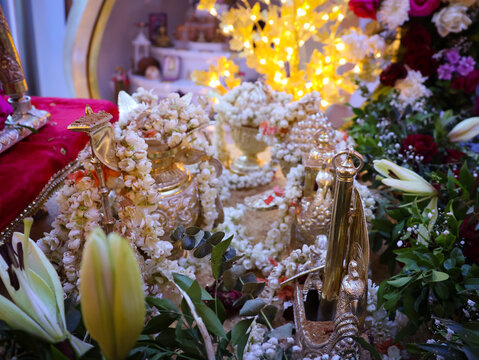 Bangalore, India 30th August 2022: Jain palnaji celebration. 14 sapne of Lord Mahaveer. Devotees offer Vaskep which is a pure holy powder made out of chandan. Mahaveer palna jhula festival.