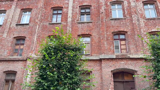 PANORAMA Z ZEWNĄTRZ FASADY STAREGO BUDYNKU