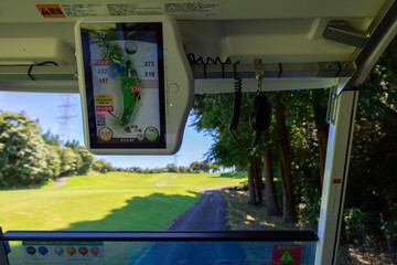 青空のゴルフ場・カートからのコースの眺めとGPSゴルフカートナビのモニター（千葉県木更津市）