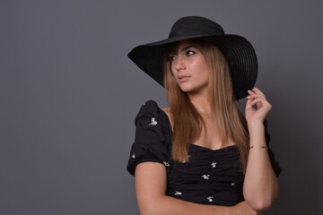 Belle femme qui porte un chapeau noir