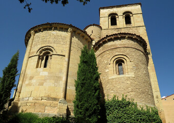 Fototapeta na wymiar Romanesque church of San Nicolas. (12th century). View of the apses and the bell tower. Historic city of Segovia. Spain. 