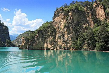 Obraz na płótnie Canvas Falaise plongeant dans les eaux vertes de la rivière Drac dans les Alpes.